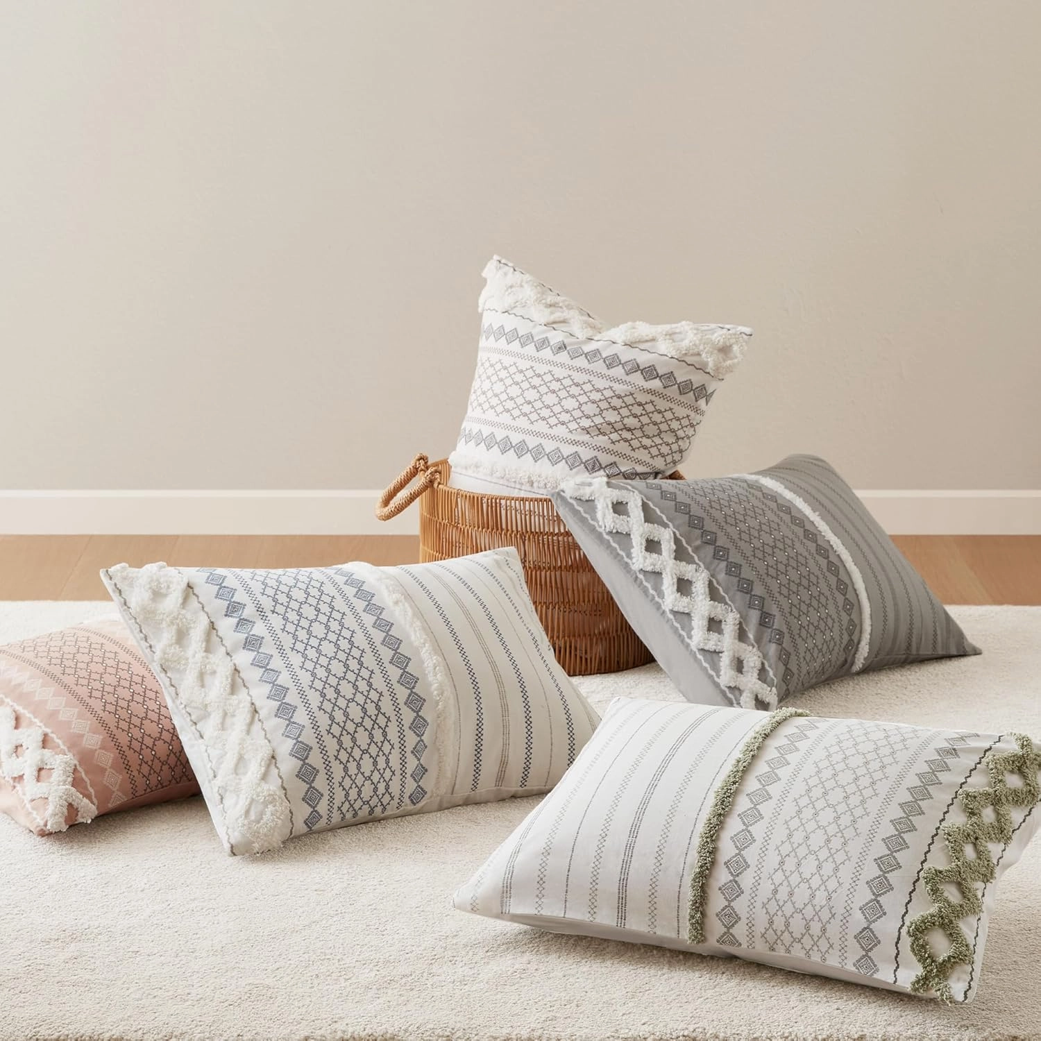 INK IVY Comforter for King Size Bed, Chenille Tufted, Breathable Cotton Comforter Set King, All Season Modern Boho Comforter with Farmhouse Bedding Flare, 2 Matching Shams, King White/Navy 3 Piece