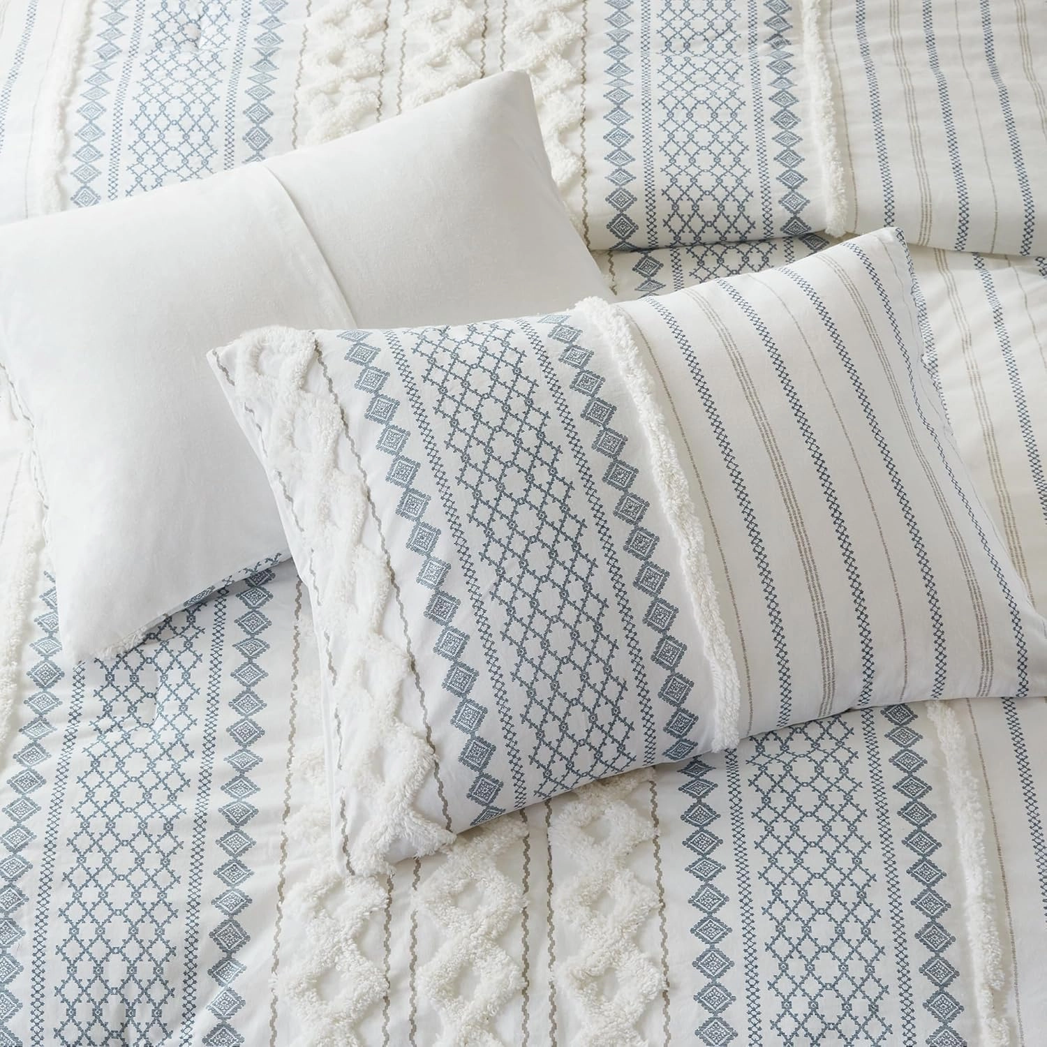 INK IVY Comforter for King Size Bed, Chenille Tufted, Breathable Cotton Comforter Set King, All Season Modern Boho Comforter with Farmhouse Bedding Flare, 2 Matching Shams, King White/Navy 3 Piece