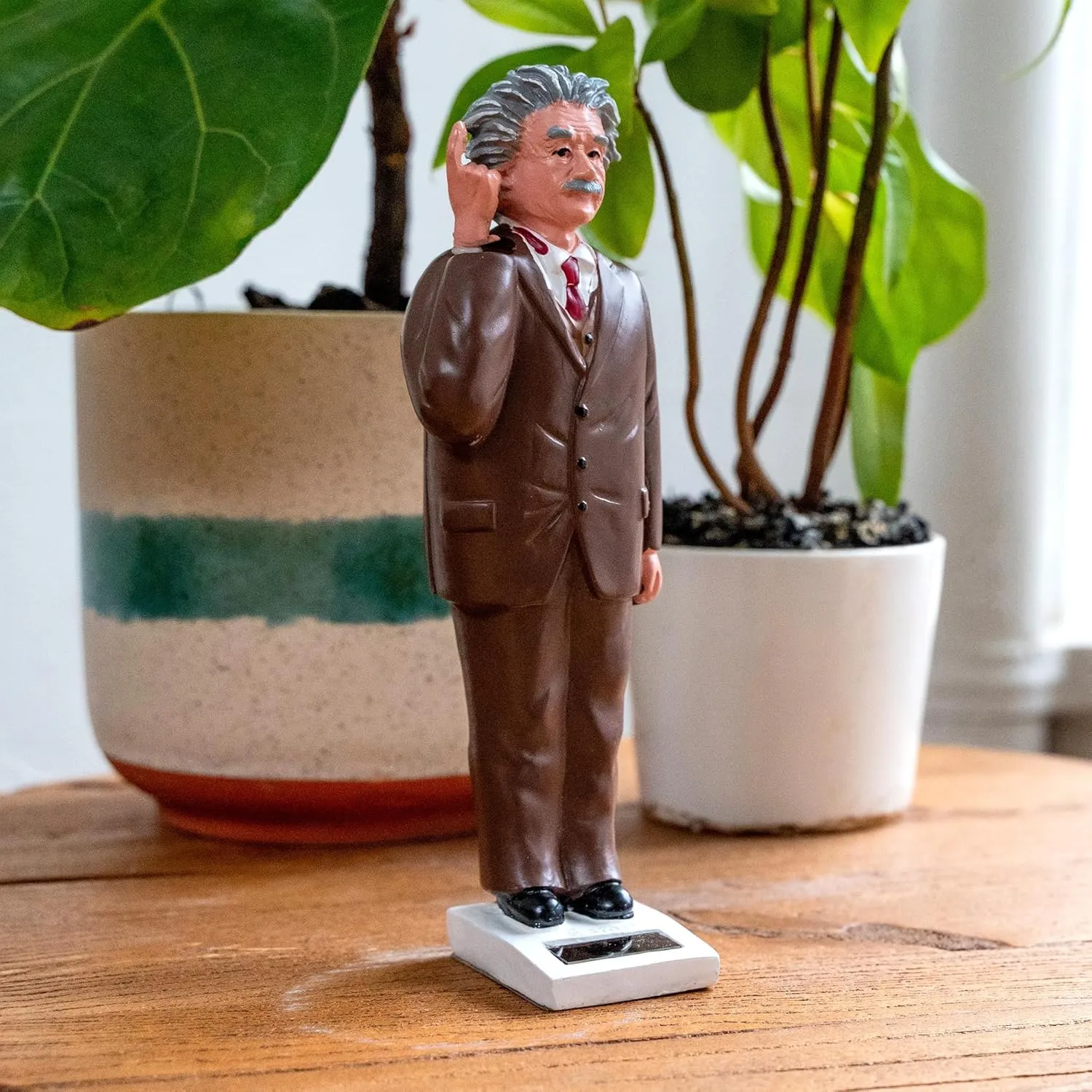 Kikkerland Solar Powered Albert Einstein Figurine: Fun Decor for Home & Kitchen, Office Desk, Garden, Car – Great Novelty Toy Statue, Display Shelf Collectible, Holiday & Birthday Gift
