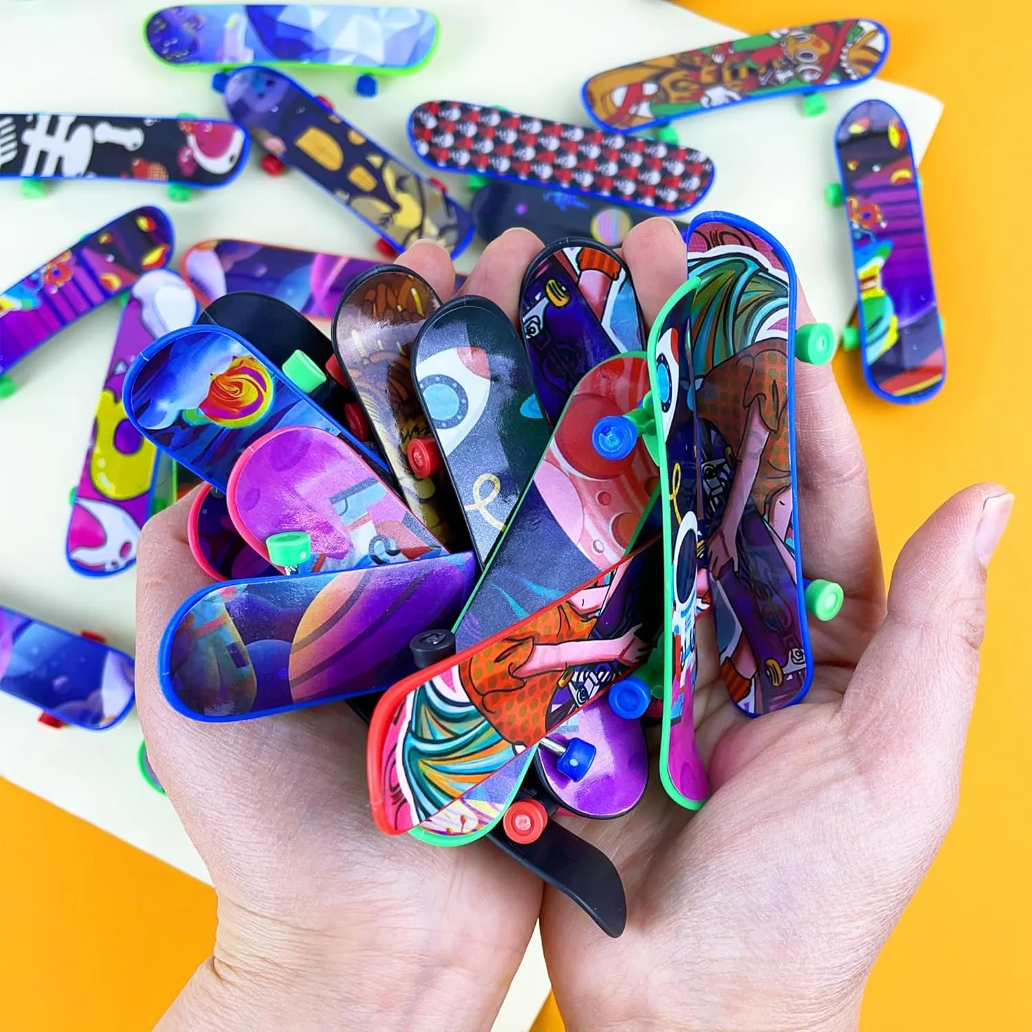 XIPEGPA 150 PCS Mini Finger Skateboards Finger Skateboard Toys for Birthday Party Favors Gift Props Decoration